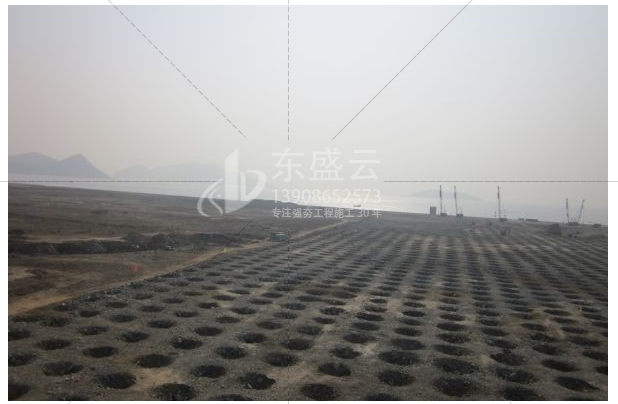 東盛云強(qiáng)夯承建湖南株洲機(jī)場項(xiàng)目地基處理強(qiáng)夯施工方案現(xiàn)場